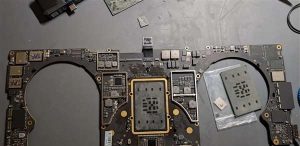 M1 Max主板烧穿一个洞!维修达人搬板修复:省下一台MacBook的钱